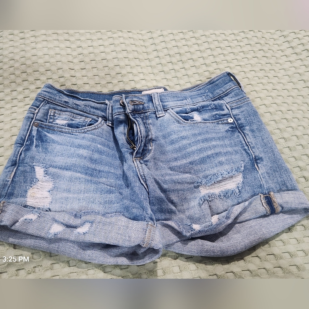 ID : 23 Distressed ladies shorts